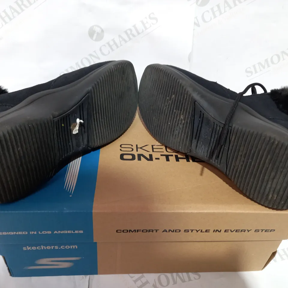BOXED PAIR OF SKECHERS BLACK CHUG BOOTS  - SIZE 5