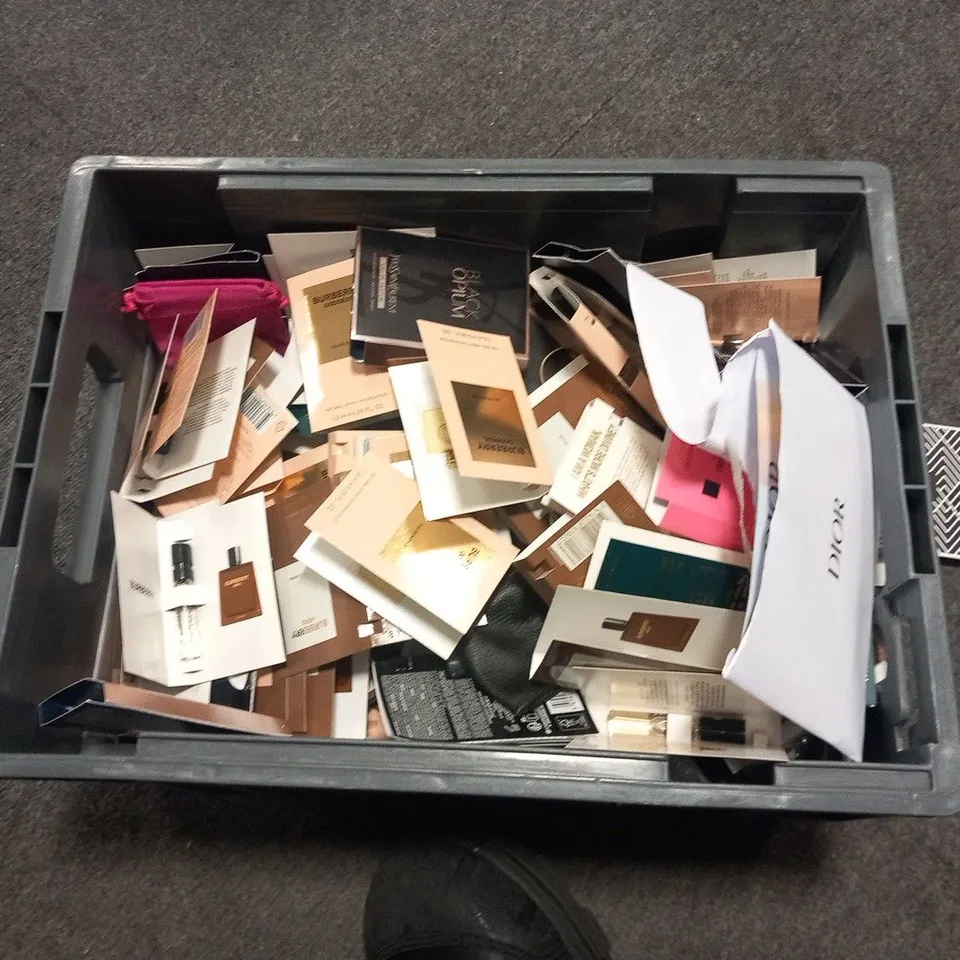 LARGE QUANTITY OF ASSORTED FRAGRANCE SAMPLES