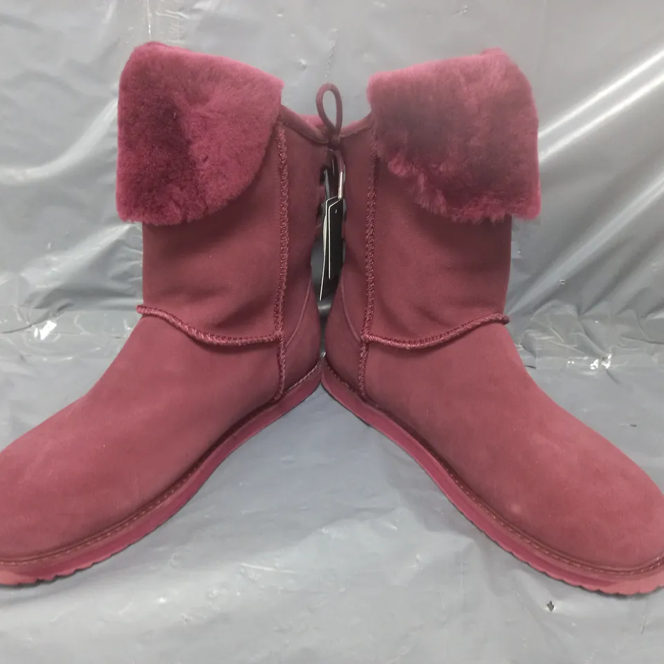 BOXED PAIR OF EMU AUSTRALIA BOOTS IN MERLOT SIZE 9