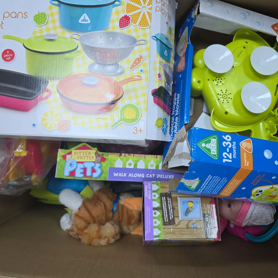 APPROXIMATELY 12 ASSORTED TOYS & GAMES PRODUCTS TO INCLUDE POTS & PANS PLAYSET, MUSICAL FROGGIE BUBBLE BLOWER, PITTER PATTER PETS FLIP OVER FERRET, ETC