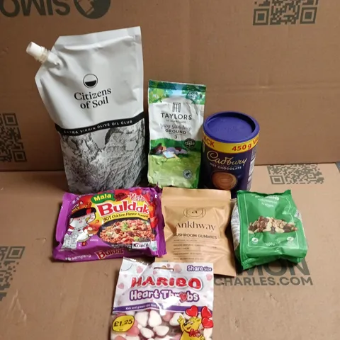 APPROXIMATELY 15 ASSORTED FOOD AND DRINK ITEMS TO INCLUDE - CADBURY HOT CHOCOLATE POWDER, CITIZENS OF SOIL EXTRA VIRGIN OLIVE OIL AND MIXED NUTS AND RAISINS