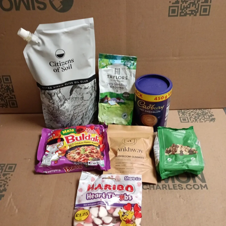 APPROXIMATELY 15 ASSORTED FOOD AND DRINK ITEMS TO INCLUDE - CADBURY HOT CHOCOLATE POWDER, CITIZENS OF SOIL EXTRA VIRGIN OLIVE OIL AND MIXED NUTS AND RAISINS