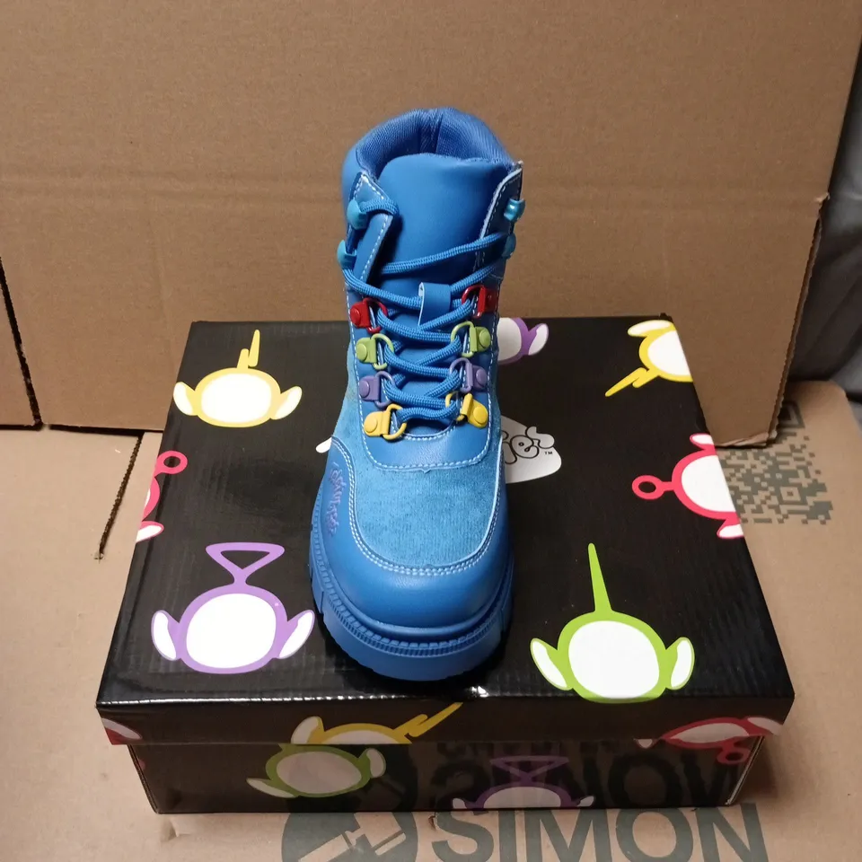 BOXED PAIR OF KOI HOME HILL TELETUBBIES KIDZ BOOTS IN BLUE - UK KIDS SIZE 1