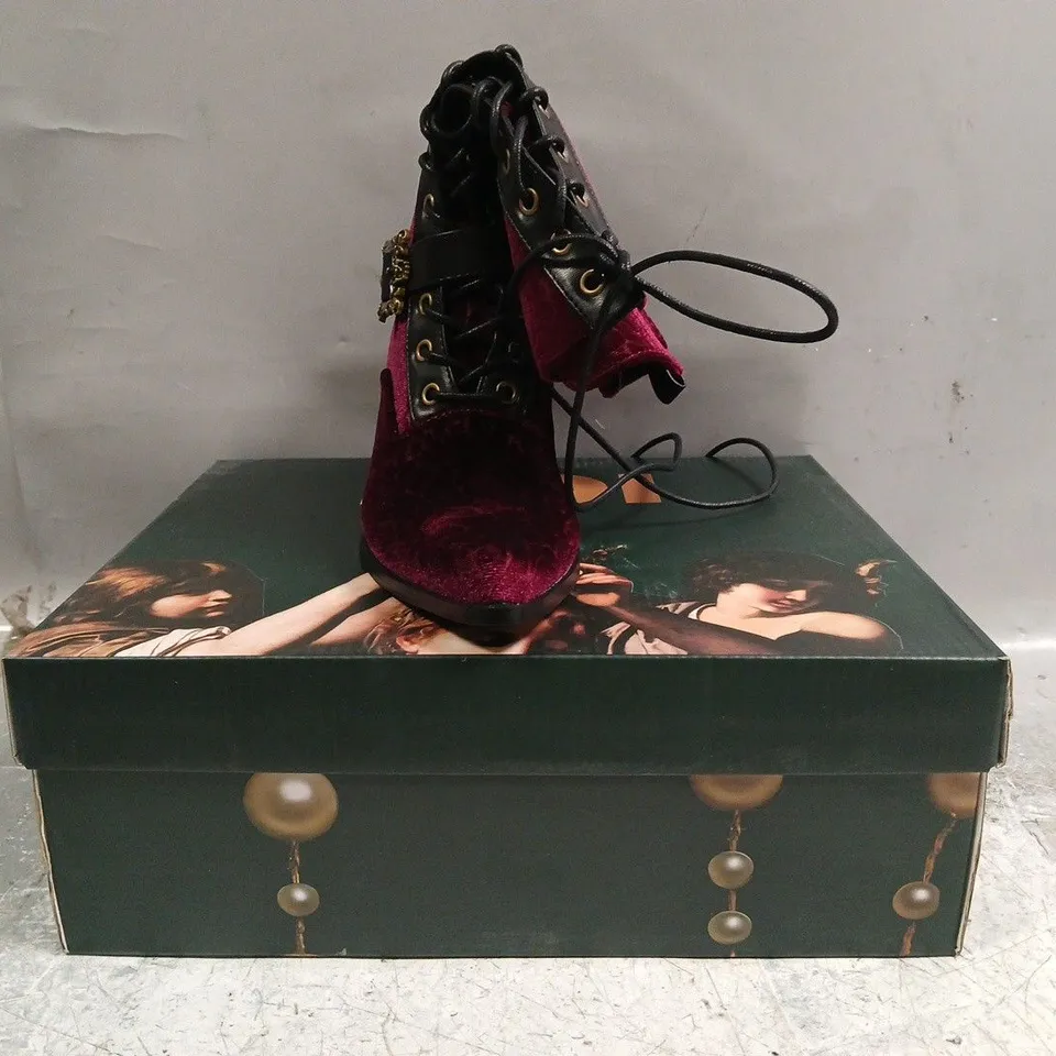 BOXED PAIR OF KOI TIMELESS TRUTHS ORNATE VICTORIAN BOOTS IN BURGUNDY SIZE UK 3