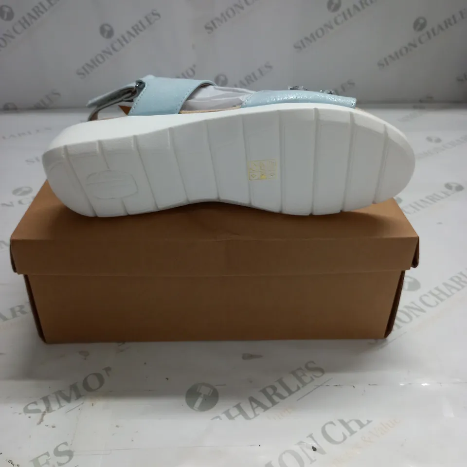 BOXED PAIR OF CUSHION WALK JEWELLED SANDALS IN SILVER - SIZE 7