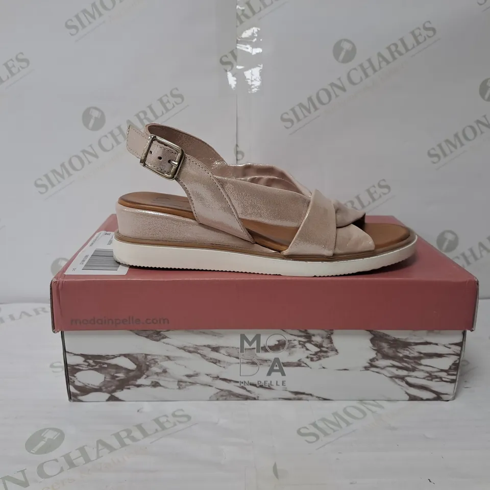 BOXED PAIR OF MODA IN PELLE OLANNA SANDALS IN ROSE GOLD METALLIC SIZE 3