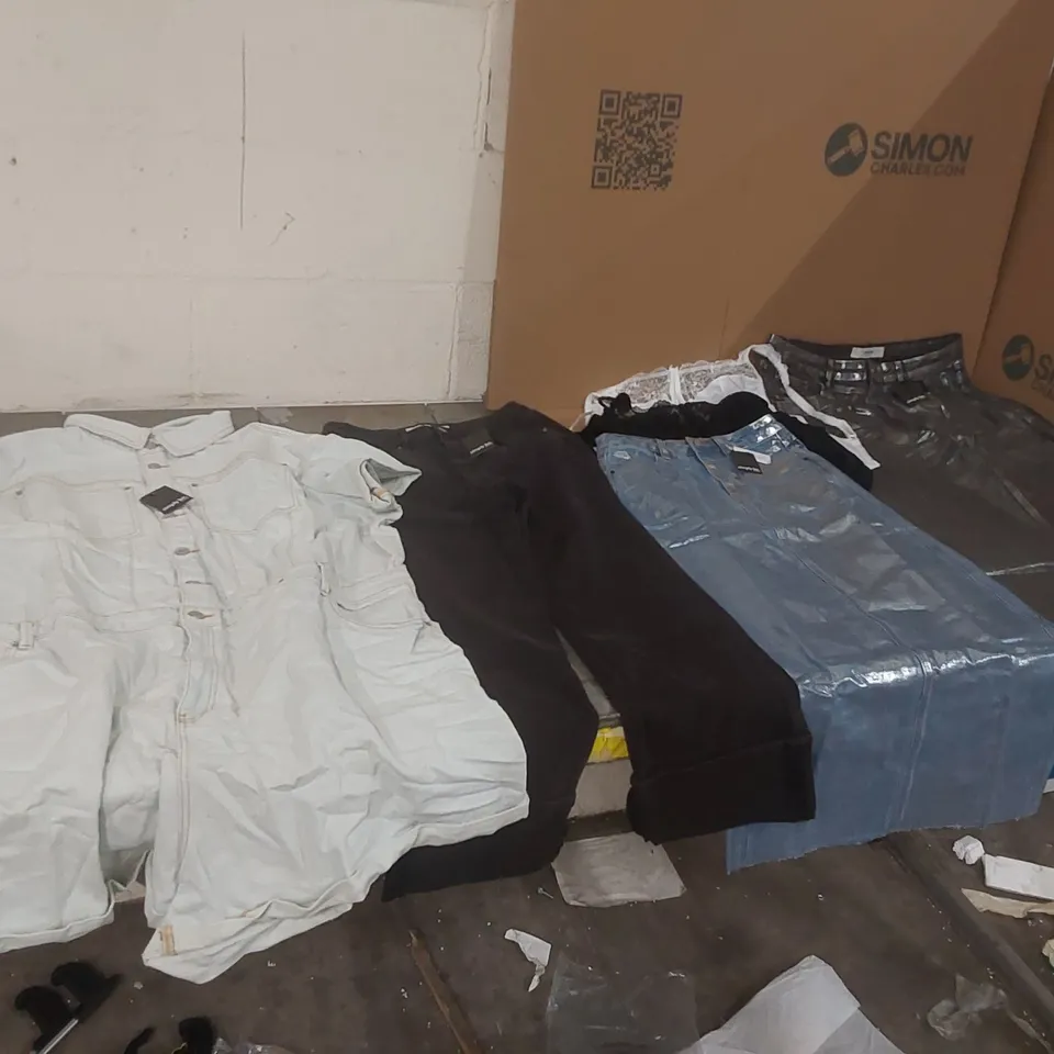 PALLET CONTAINING APPROXIMATELY 500x BRAND NEW ASSORTED DESIGNER CLOTHING ITEMS