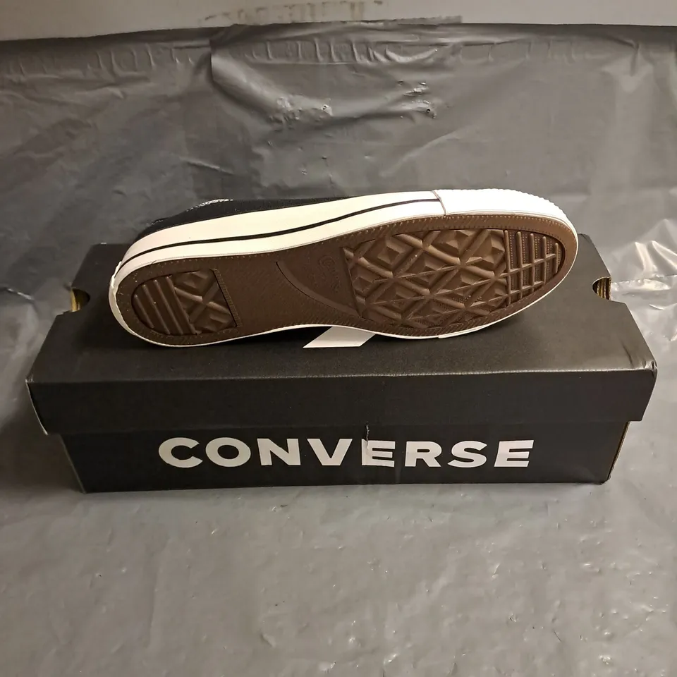 BOXED PAIR OF CONVERSE WIDE SHOES IN BLACK/WHITE SIZE MENS UK 6
