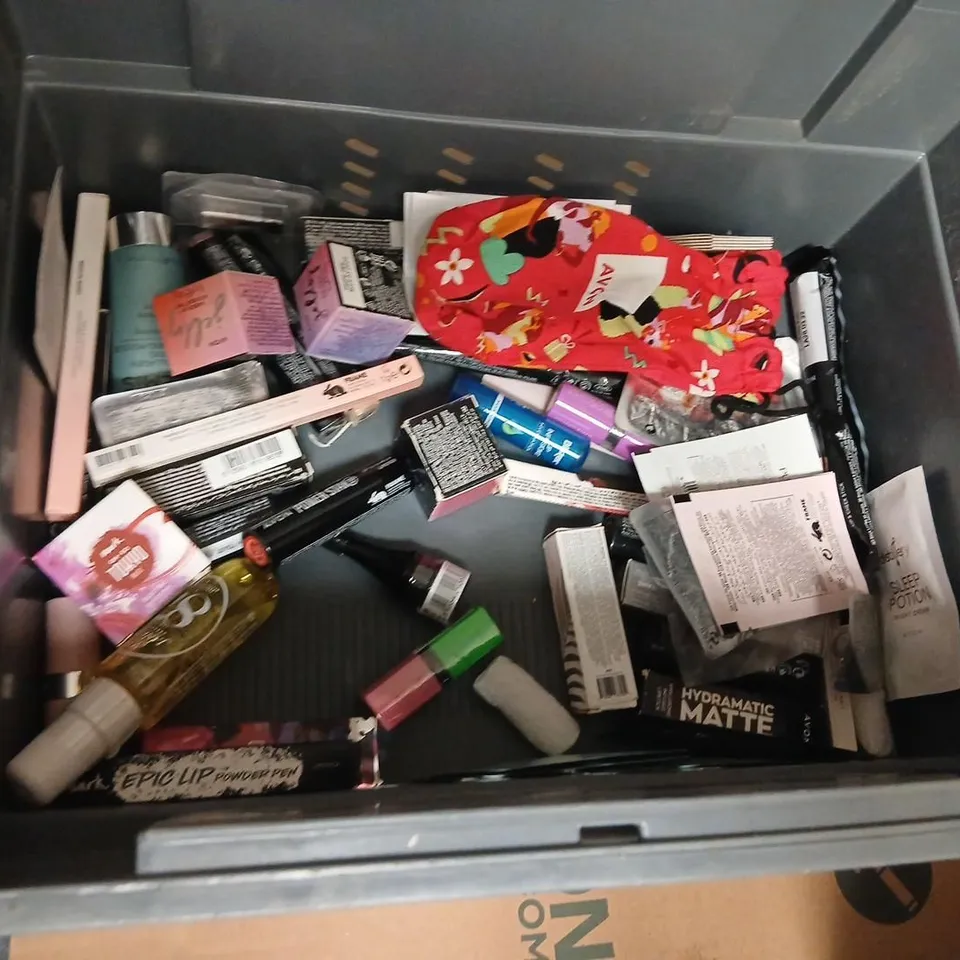 ASSORTED HEALTH & BEAUTY PRODUCTS INCLUDING TENA DISCREET PADS AND COSMETICS
