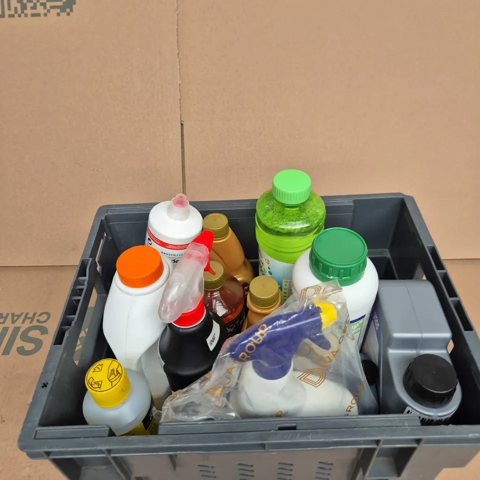 TOTE OF APPROXIMATELY 10 ASSORTED ITEMS INCLUDING GALLUP HOME AND GARDEN HERBICIDE, BUBBLETASTIC PREMIUM BUBBLE SOLUTION AND CLASSIC COLLECTION FABULOSA CONCENTRATED DISINFECTANT CLEANER