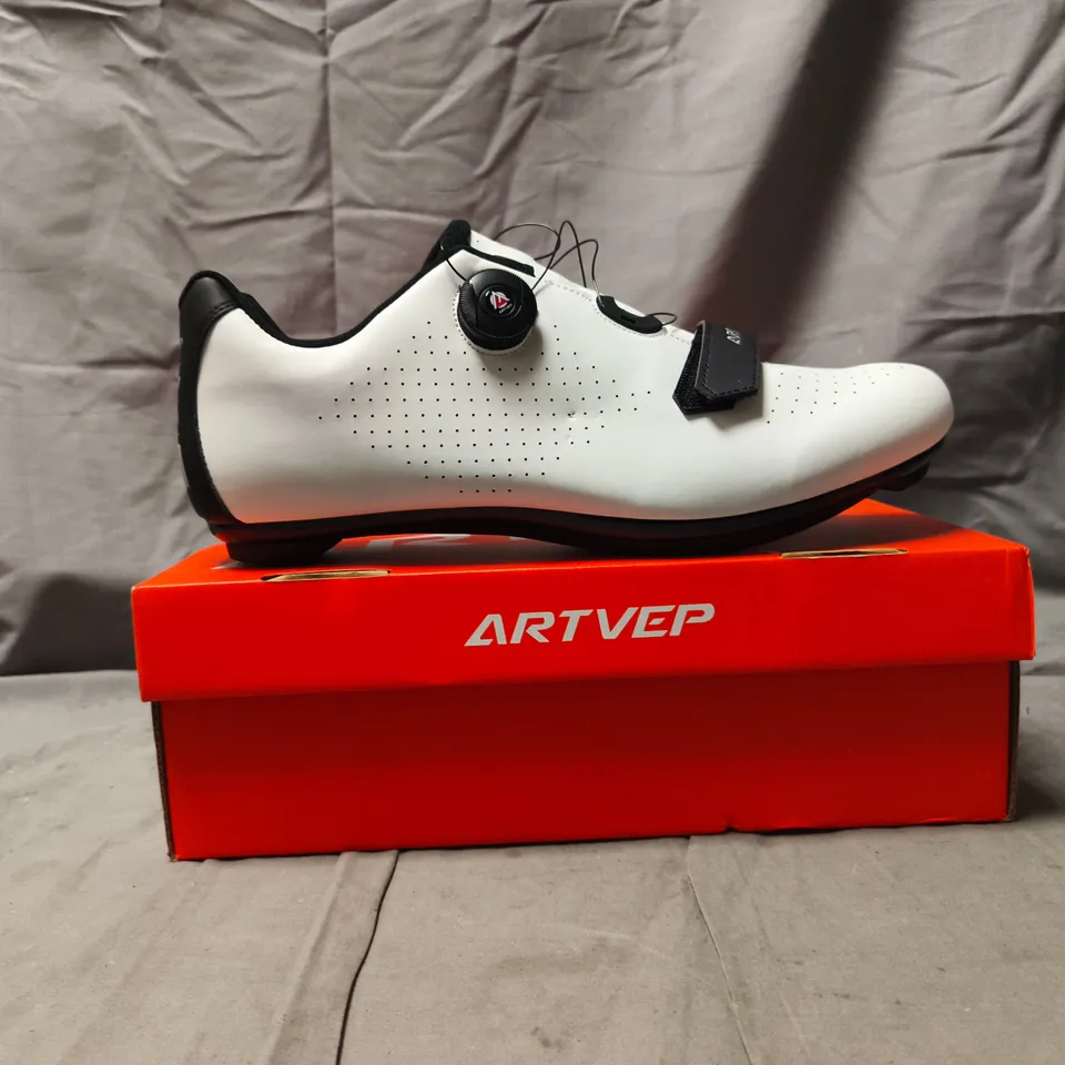 BOXED PAIR OF ARTVEP CYCLING SHOES IN WHITE/BLACK SIZE UK 10.5