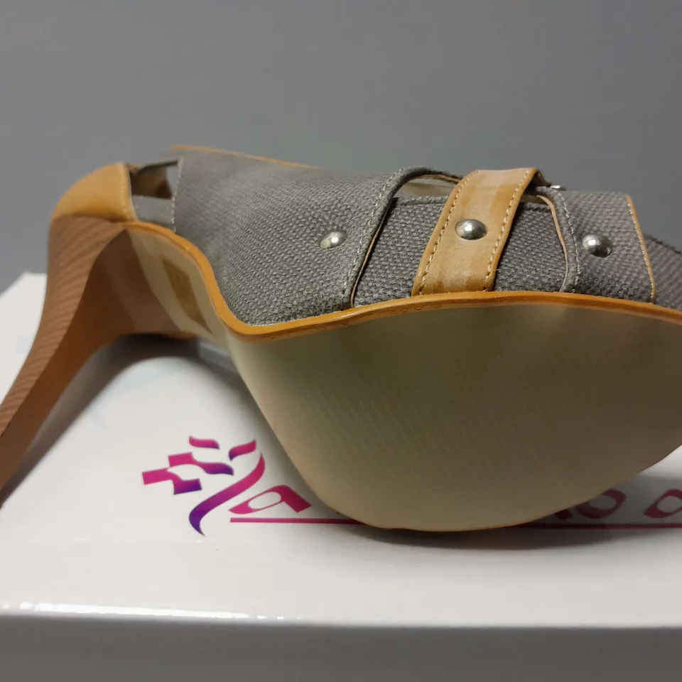 APPROXIMATELY 24 BOXED PAIRS OF LAVANDA OPEN TOE HIGH HEELS IN GREY/BLACK IN VARIOUS SIZES