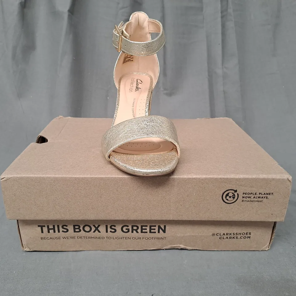 BOXED PAIR OF CLARKS DEVA MAE OPEN TOE BLOCK HEEL SANDALS IN METALLIC CHAMPAGNE UK SIZE 3.5