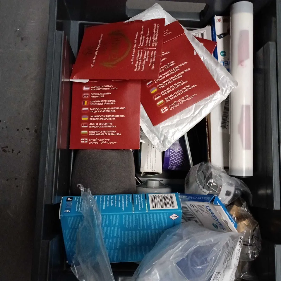 APPROXIMATELY 15 ASSORTED HOUSEHOLD ITEMS TO INCLUDE TIGER TAPE CAR TAPE, HARRIS PAINT BRUSHES AND DREMEL ENGRAVER