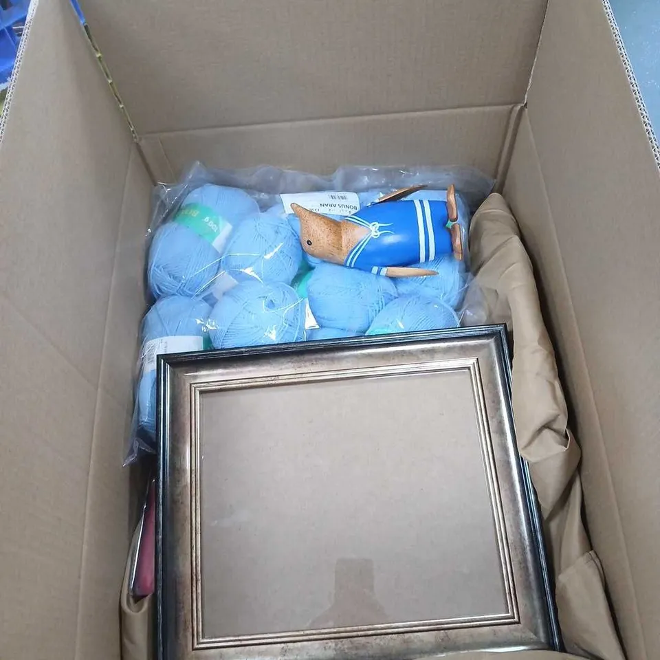 BOX OF APPROXIMATELY 20 ASSORTED ITEMS TO INCLUDE FRAME, WOOL, ANIMAL ORNAMENT, HAND SUPPORT, SANDING SPONGE SET ETC