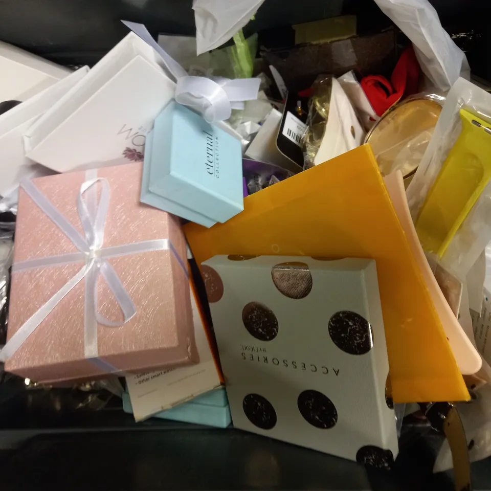LOT OF APPROXIMATELY 20 JEWELLERY ITEMS, TO INCLUDE EARRINGS, NECKLACES, ETC
