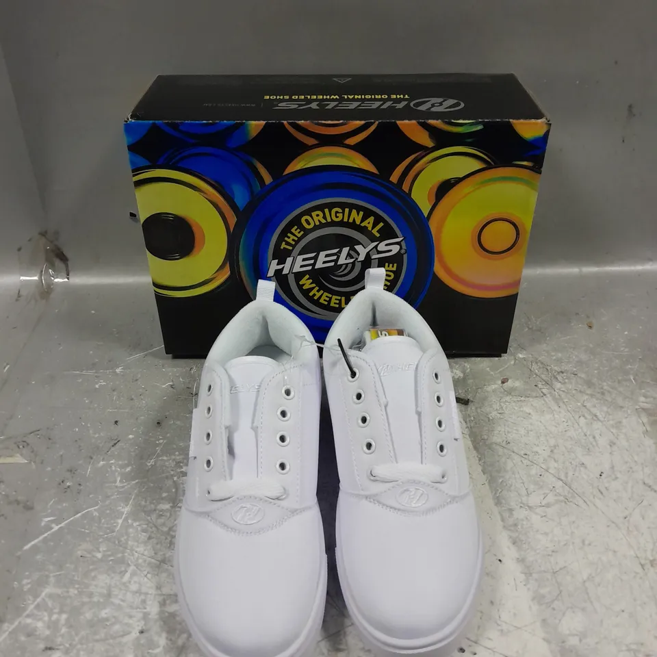 BOXED PAIR OF HEELYS PRO 20 TRIPLE WHITE UK 3 