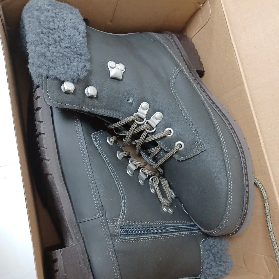 EMU OKAB WATERPROOF BOOTS, DARK GREY - SIZE 5