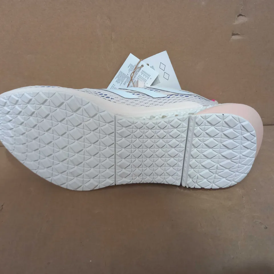 BOXED PAIR OF ADIDAS TRAINERS IN BEIGE/BLUE/PINK UK SIZE 4