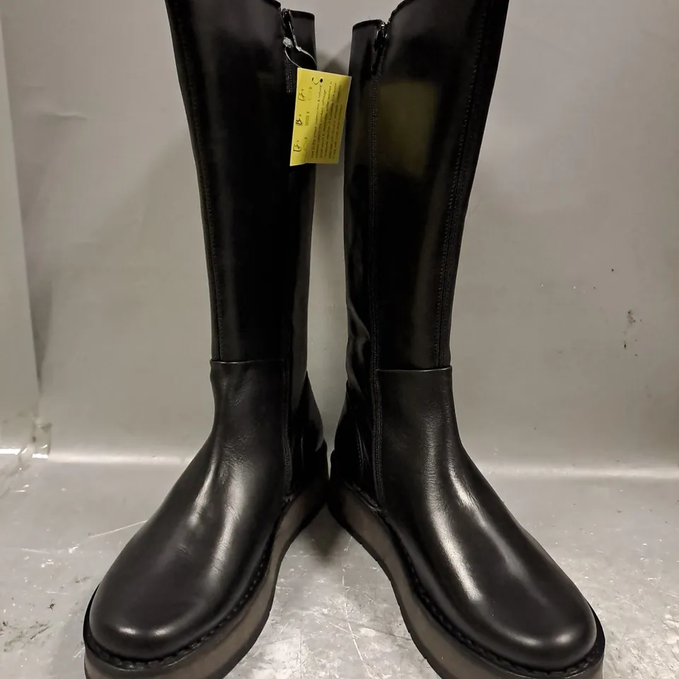 BOXED PAIR OF FLY LONDON KNEE-HIGH BOOTS IN BLACK UK SIZE 6