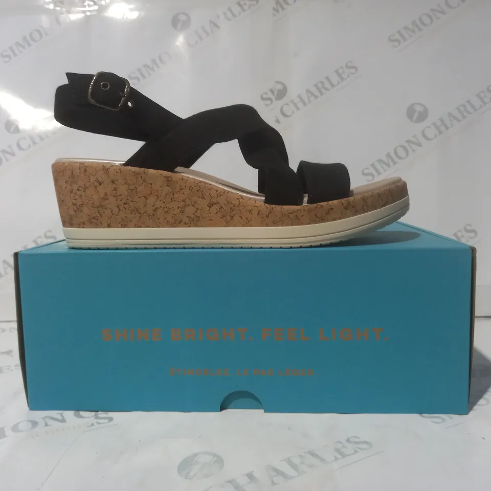 BOXED PAIR OF BZEES OPEN TOE WEDGE SANDALS IN BLACK SIZE 6