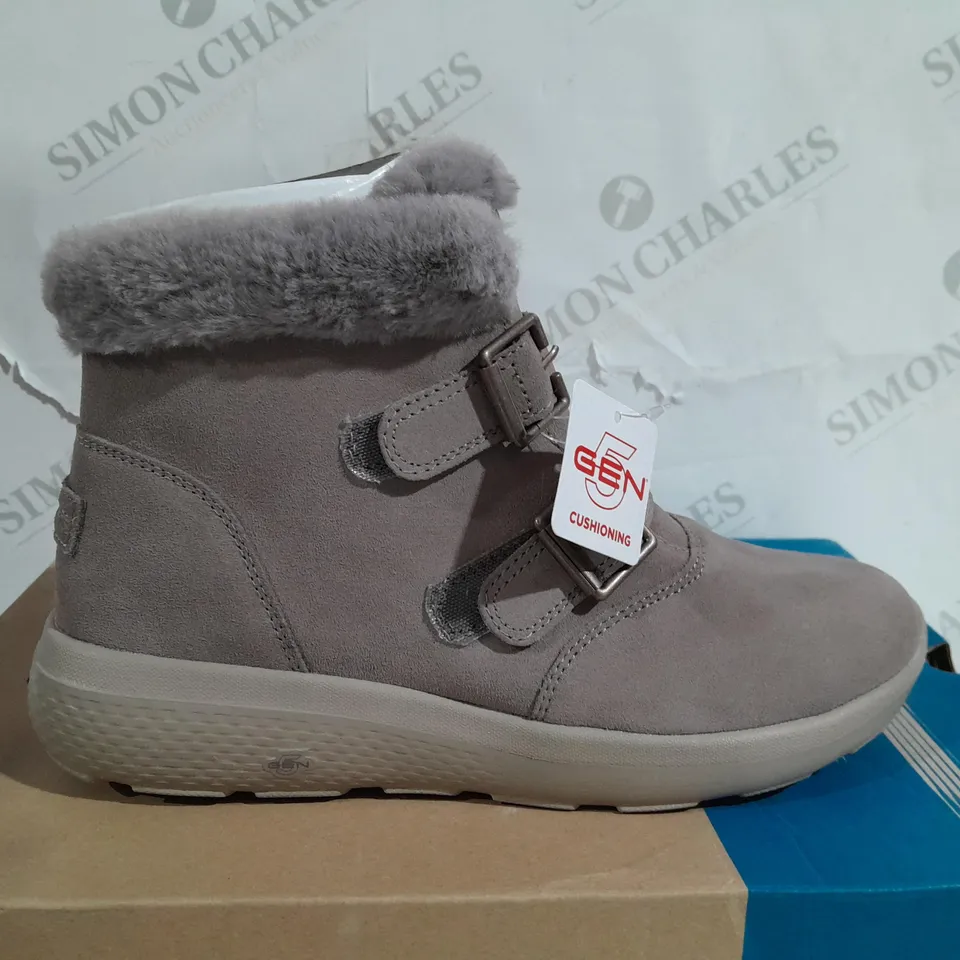 BOXED PAIR OF SKETCHERS ON THE GO WINTER FLING BOOTS UK SIZE 5