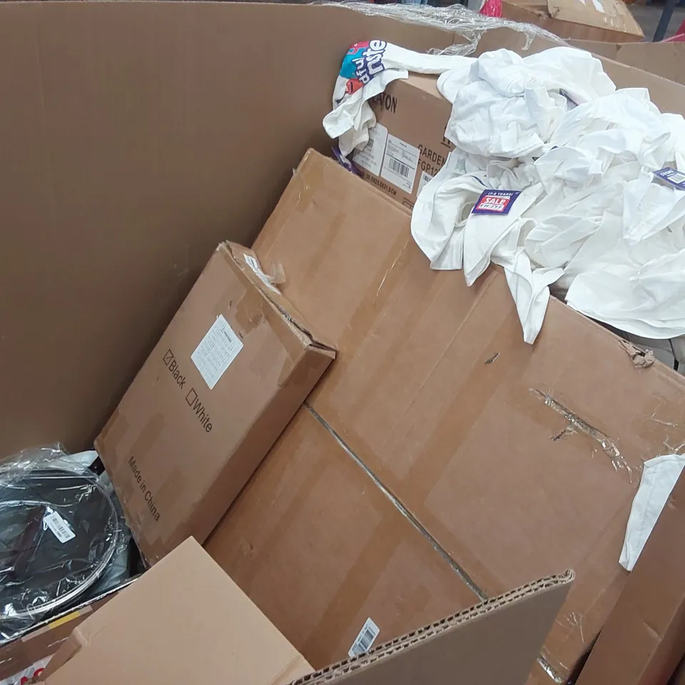 PALLET OF ASSORTED ITEMS INCLUDING: MAKITA PORTABLE CUT OFF SAW, BEDSIDE TABLE, CAMPING CHAIR, LED CEILING FAN LIGHT, MINI RICE COOKER ECT