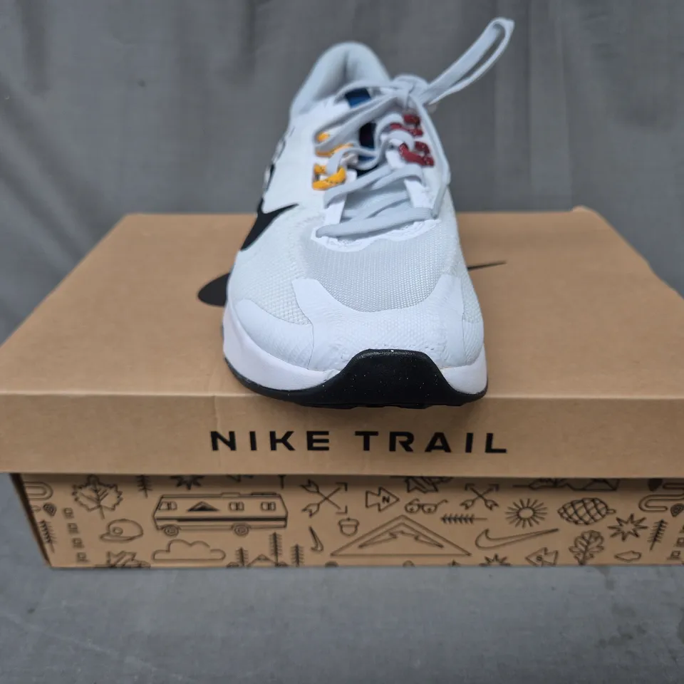 BOXED PAIR OF NIKE JUNIPER TRAIL 2 SHOES IN WHITE/MULTICOLOUR UK SIZE 9