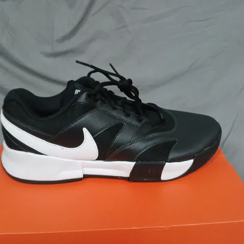 BOXED NIKE COURT LITE 4 TRAINERS – BLACK/WHITE, UK 11.5 (EU 47)