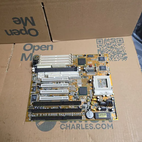 UNSPECIFIED PC MOTHERBOARD - ATX FORM FACTOR, MULTIPLE PCI SLOTS, CPU SOCKET