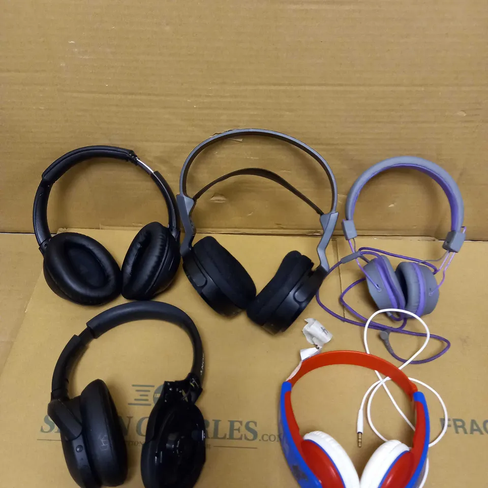 LOT OF APPROXIMATELY 10 WIRELESS & WIRED HEADPHONES TO INCLUDE SONY MDR-RF811R, JLAB JUNIOR, GOJI GLITVBT18 ETC