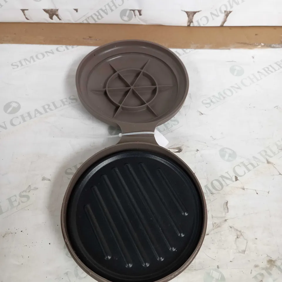 COOK'S ESSENTIALS MICROWAVE GRILL PAN WITH SILICONE COVER - BROWN