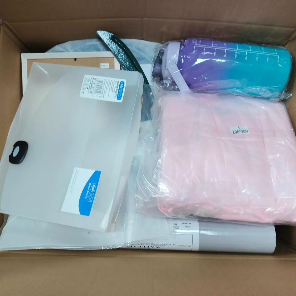 APPROXIMATELY 20 ASSORTED HOUSEHOLD PRODUCTS TO INCLUDE WALLPAPER, RAPESCO FILE, 2L WATER BOTTLE, ETC - COLLECTION ONLY