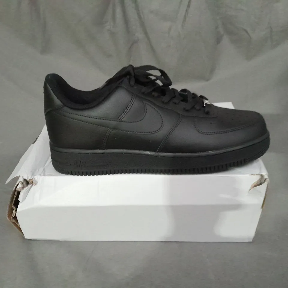 BOXED PAIR OF NIKE IR FORCE 1 TRAINERS IN BLACK - SIZE 12