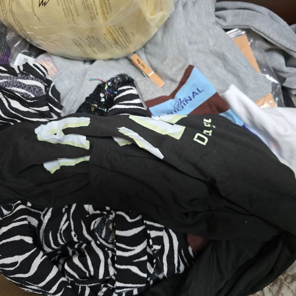 APPROXIMATELY 25 ASSORTED CLOTHING AND FASHION PRODUCTS IN VARIOUS STYLES AND SIZES - COLLECTION ONLY