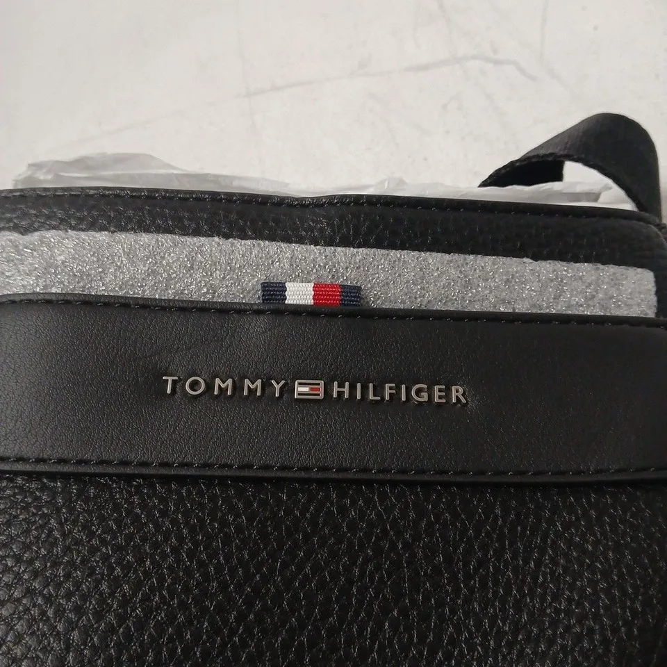 TOMMY HILFIGER BLACK LEATHER CROSSBODY BAG