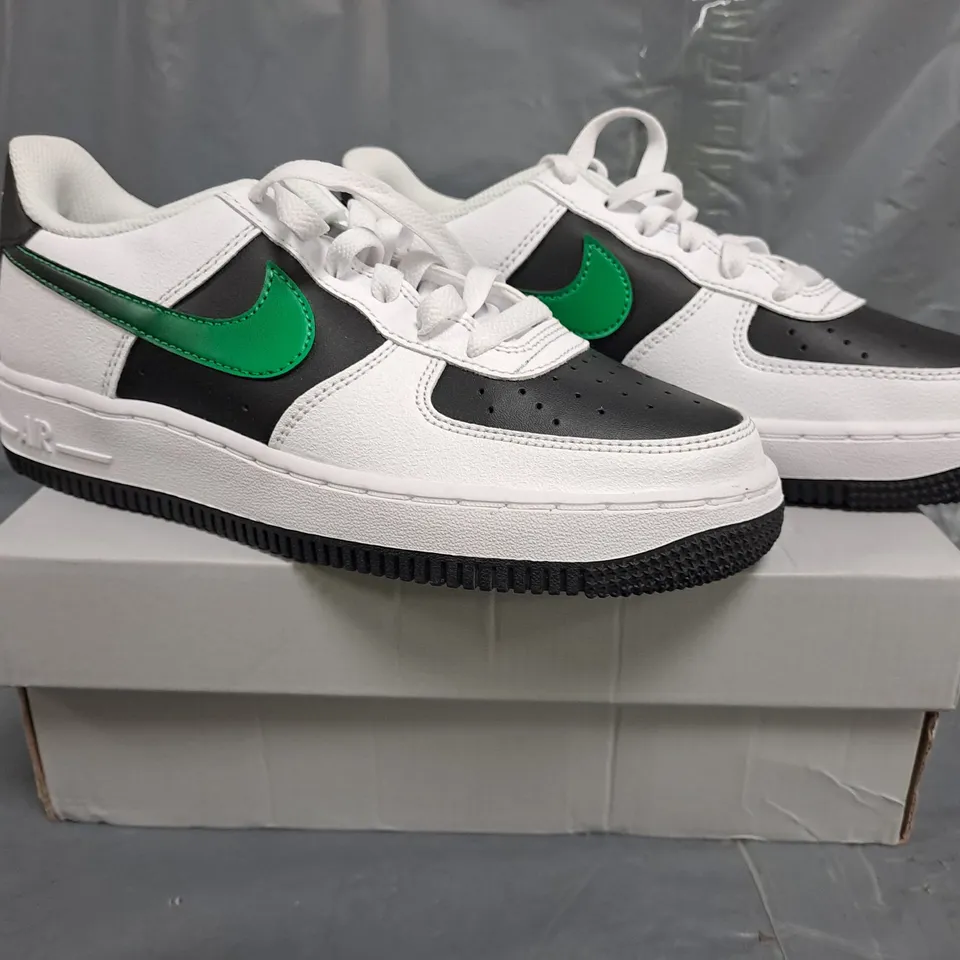 BOXED PAIR OF NIKE AIR FORCE 1 SHOES IN WHITE/BLACK/GREEN SIZE UK 4.5