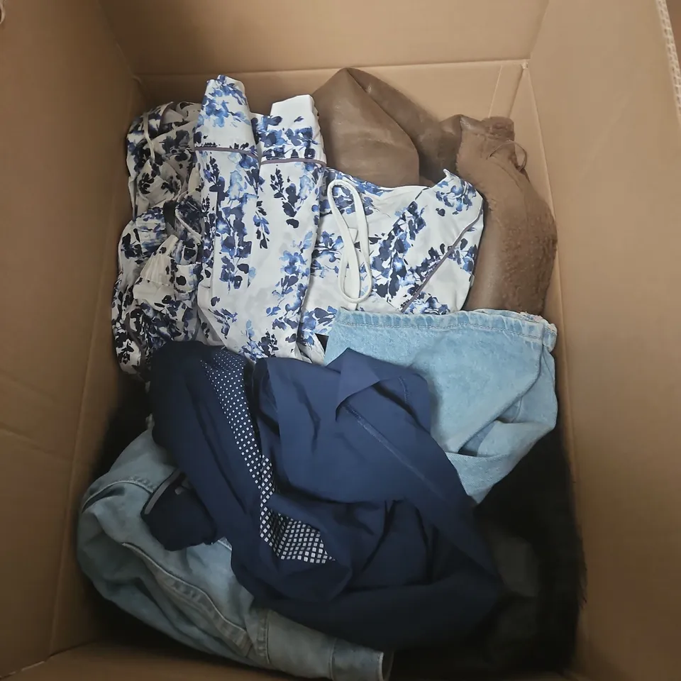 BOX OF APPROXIMATELY 20 ASSORTED CLOTHING AND FASHION PRODUCTS IN VARIOUS STYLES AND SIZES - COLLECTION ONLY