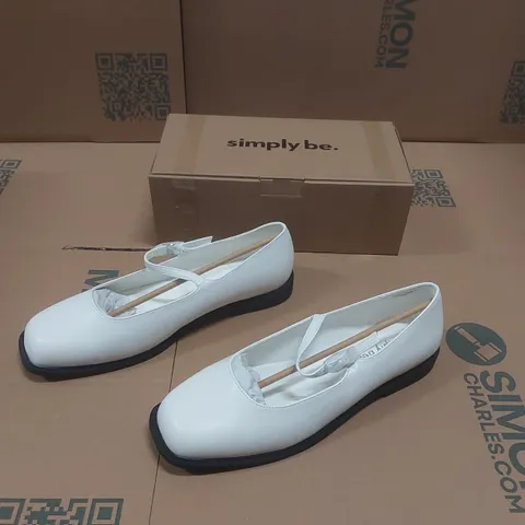 BOX CONTAINING APPROXIMATELY 9x BRAND NEW SIMPLY BE ECRU BROOKE EXTRA WIDE SHOES - SIZE 9