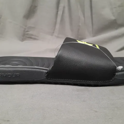 PAIR OF UNDER ARMOUR SLIDERS IN BLACK UK SIZE 7