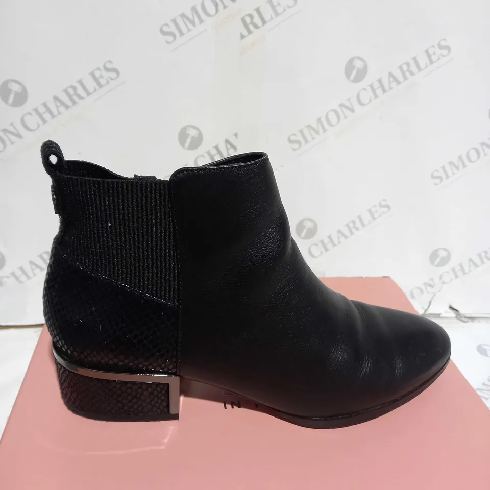 PAIR OF MODA IN PELLE LILITH ANKLE BOOTS BLACK LEATHER SIZE 6