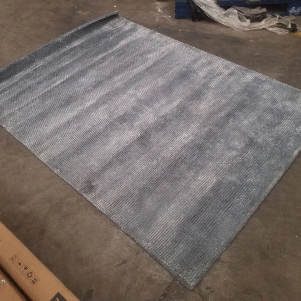 QUALITY DESIGNER AREA RUG APPROXIMATELY 160×230CM