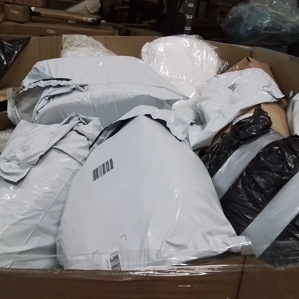 PALLET CONTAINING A LARGE QUANTITY OF PILLOWS