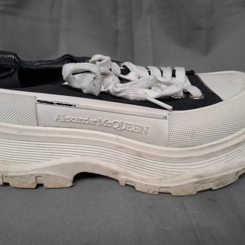 PAIR OF ALEXANDER MCQUEEN SHOES IN BLACK/CREAM SIZE UNSPECIFIED