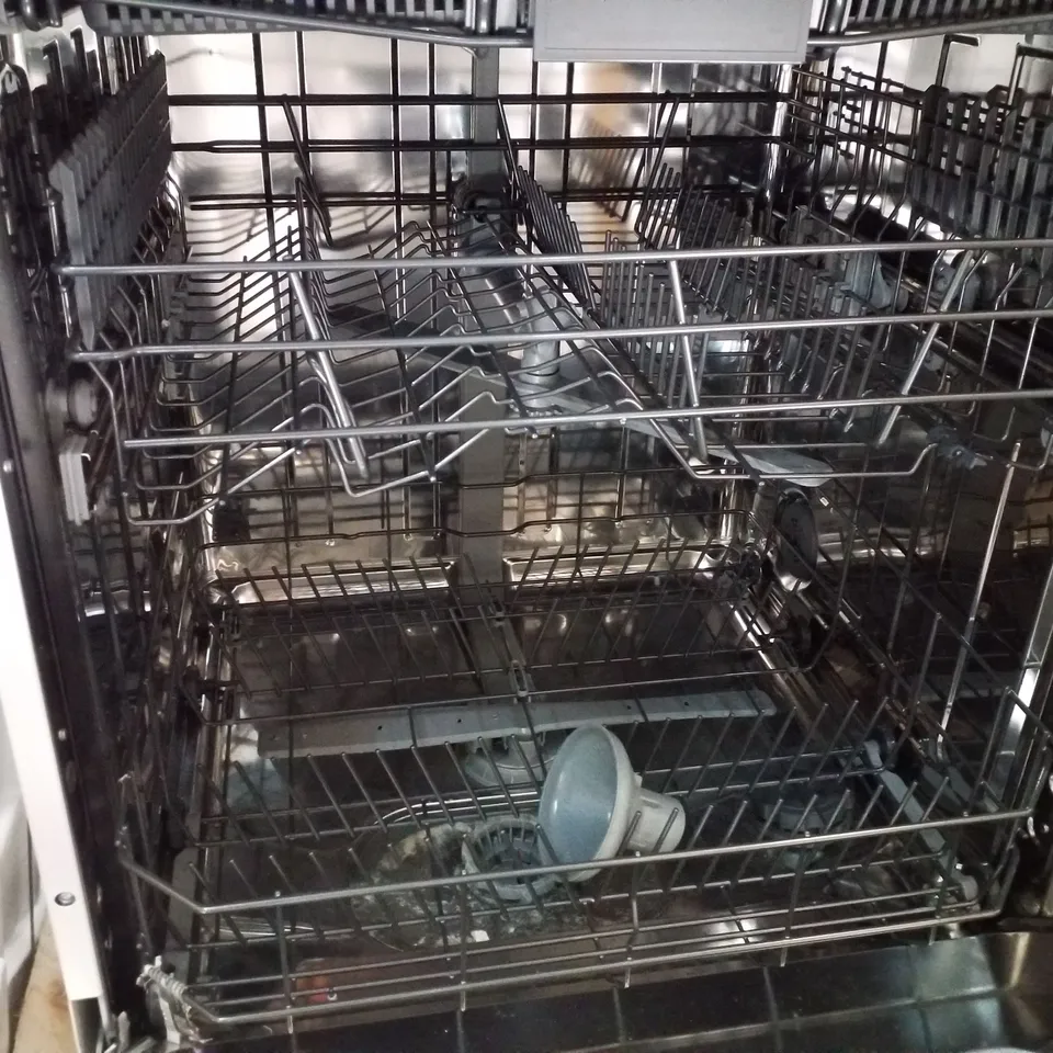 HISENSE 16 PLACE SETTINGS FREESTANDING DISHWASHER