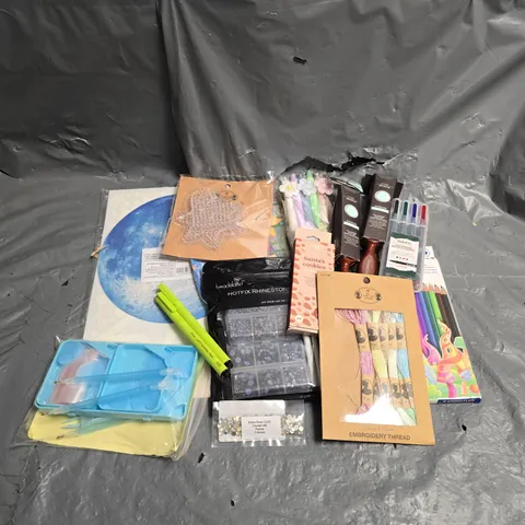 APPROXIMATELY 15 ASSORTED HOUSEHOLD ITEMS TO INCLUDE - HOTFIX RHINESTONES - PENS - COLOURED PENCILS - ETC