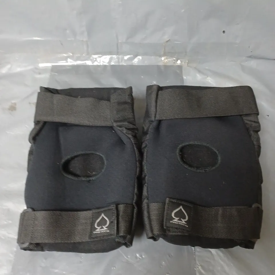 PRO TEC PROTECTIVE KNEE PADS - BLACK - SIZE MEDIUM