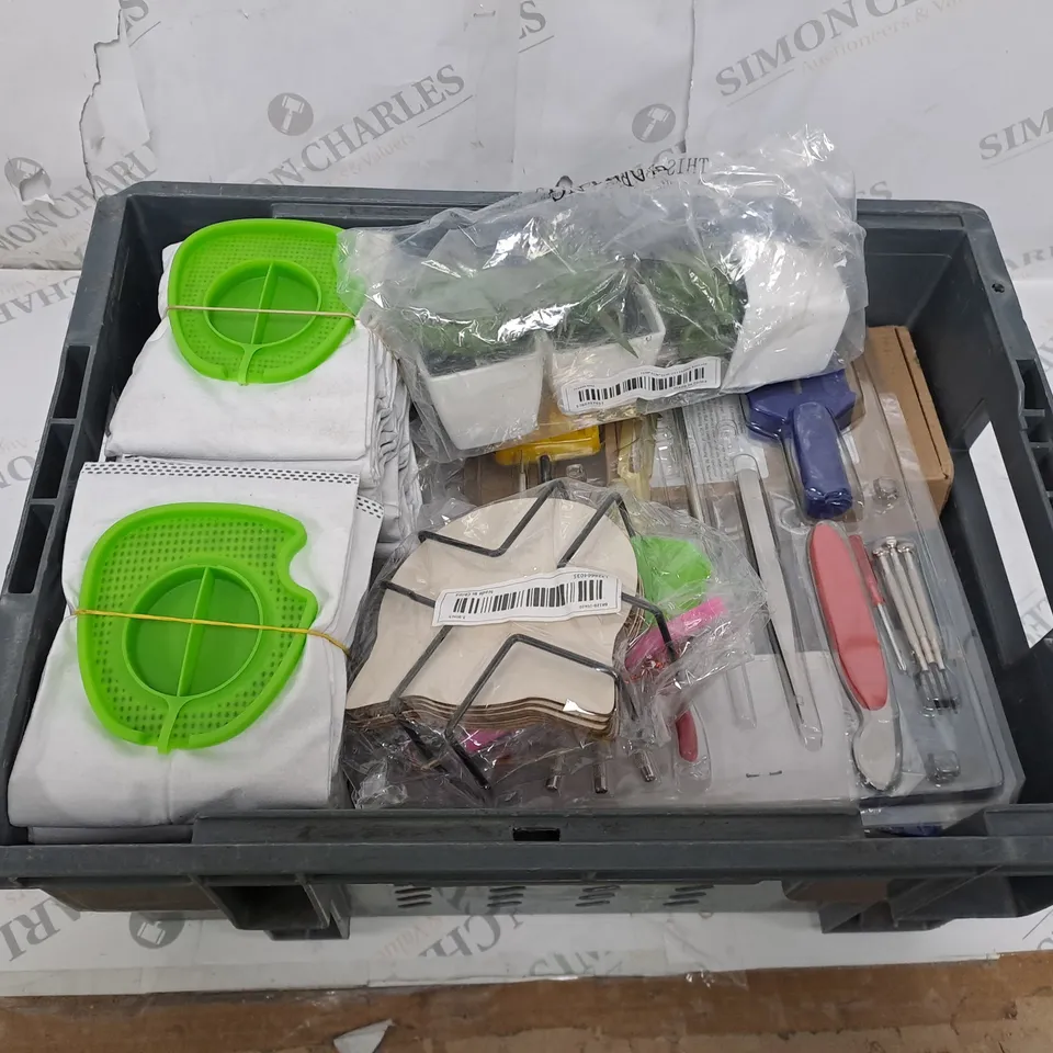 BOX OF ASSORTED HOUSEHOLD AND DECORATIVE ITEMS 