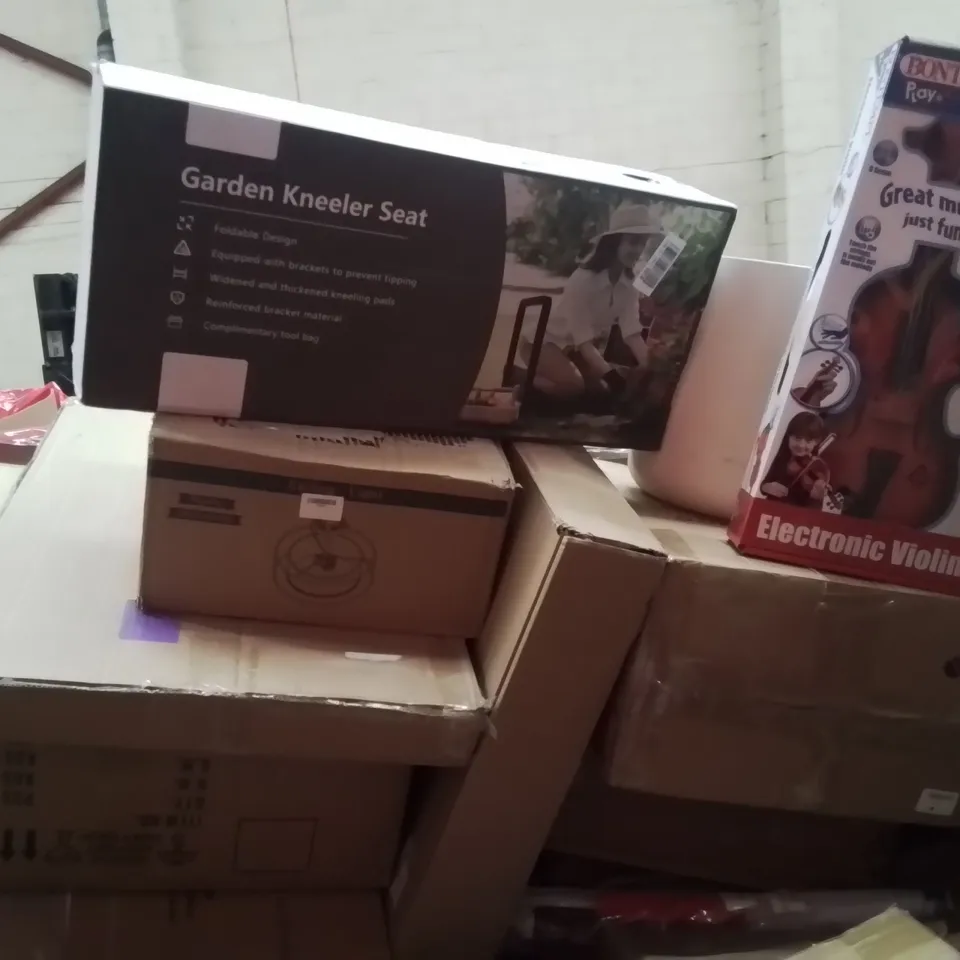 PALLET CONTAINING VARIOUS ASSORTED BOXED HOUSEHOLD ITEMS TO INCLUDE: KITCHEN STORAGE UNIT, CEILING LIGHT, GARDEN KNEELER SEAT, ELECTRONIC VIOLIN, ROLLER BIND AND LOTS MORE UNMARKED BOXED ITEMS 