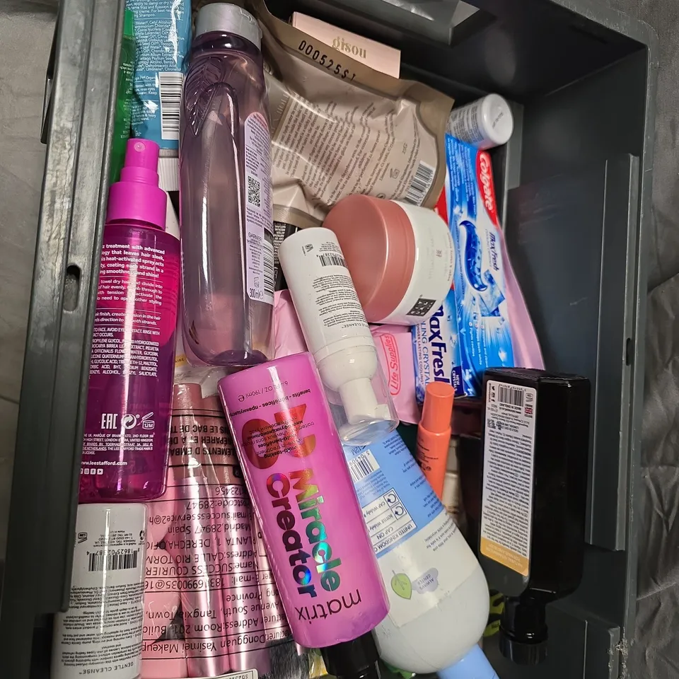 ASSORTED HEALTH & BEAUTY ITEMS – NATURTINT HAIR COLOUR, HANDWASH & MORE
